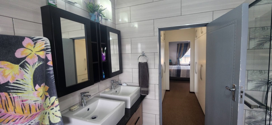 4 Bedroom Property for Sale in Reebok Western Cape